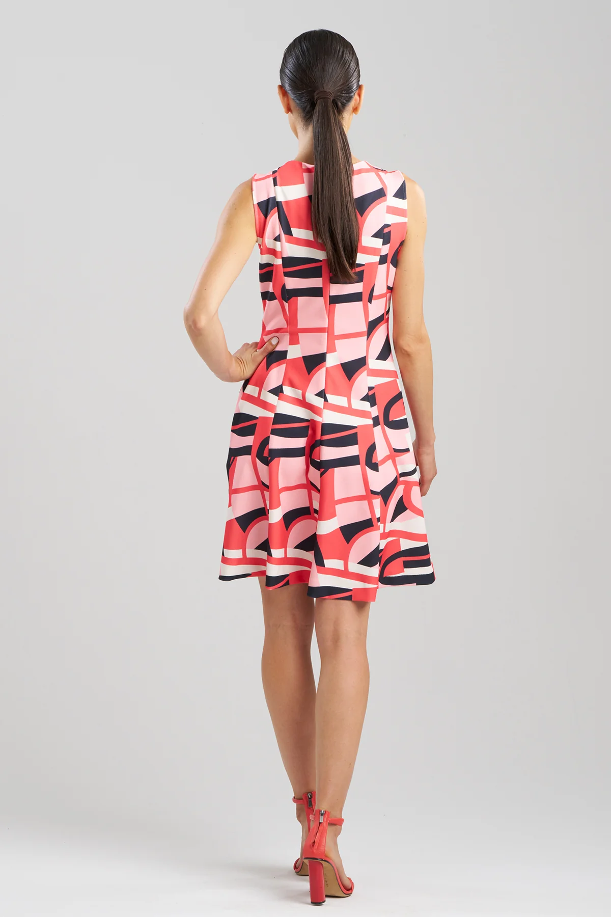Abstract Lines Sleeveless Pleated Dress - Image 2